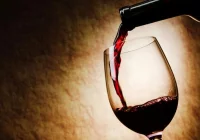 "Odkażanie" koronawirusa po polsku – w izolacji coraz częściej sięgamy po alkohol - zdjęcie główne