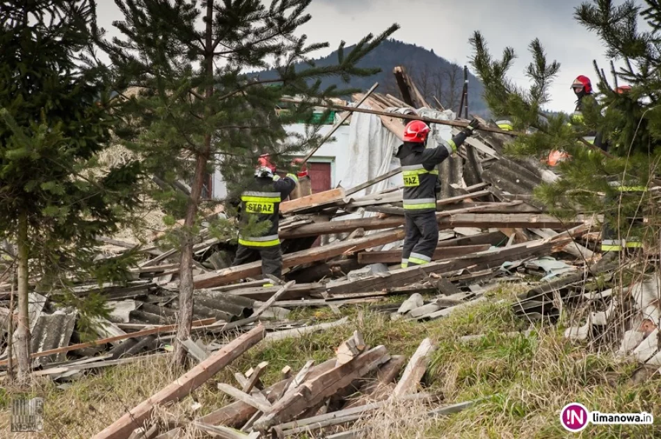 Wiatr zerwał dach, zniszczył budynek i uszkodził samochód - zdjęcie 2