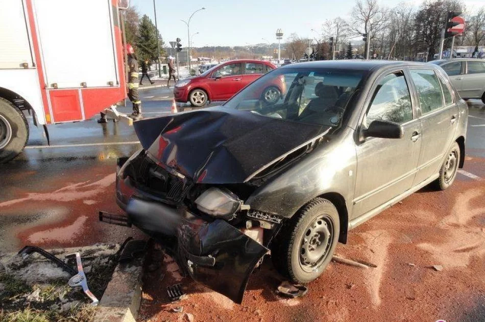 Zderzenie dwóch samochodów przy ul. Prażmowskiego - zdjęcie 4