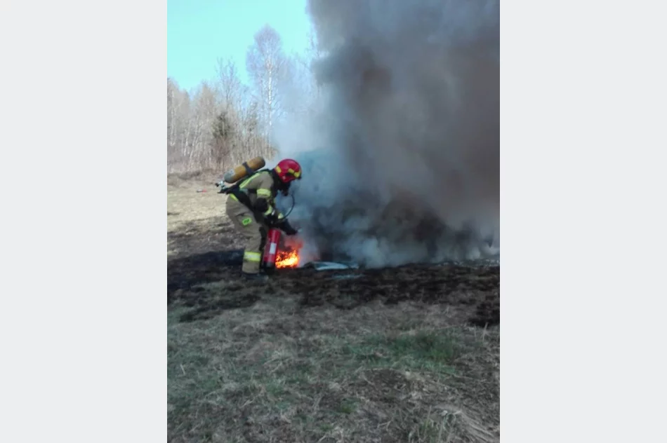 Doszczętnie spłonął samochód terenowy - zdjęcie 2