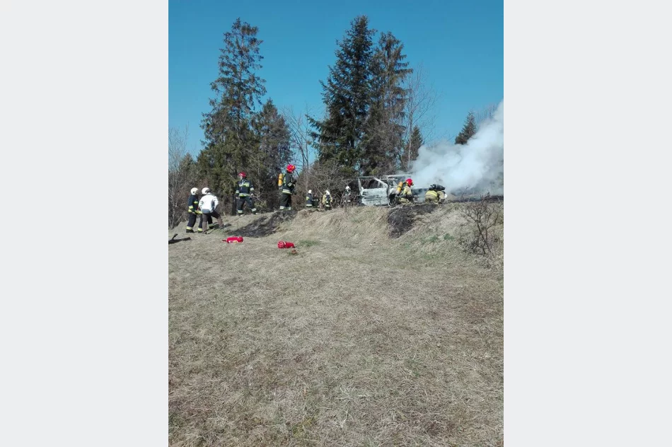 Doszczętnie spłonął samochód terenowy - zdjęcie 4