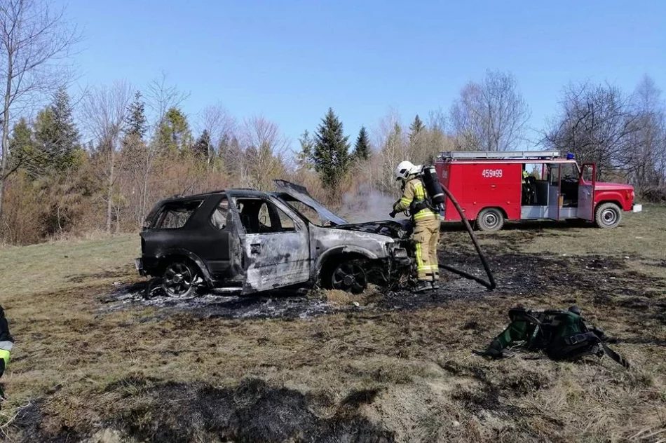 Doszczętnie spłonął samochód terenowy - zdjęcie 6