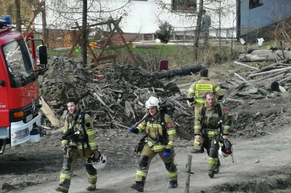 Doszczętnie spłonął samochód terenowy - zdjęcie 10