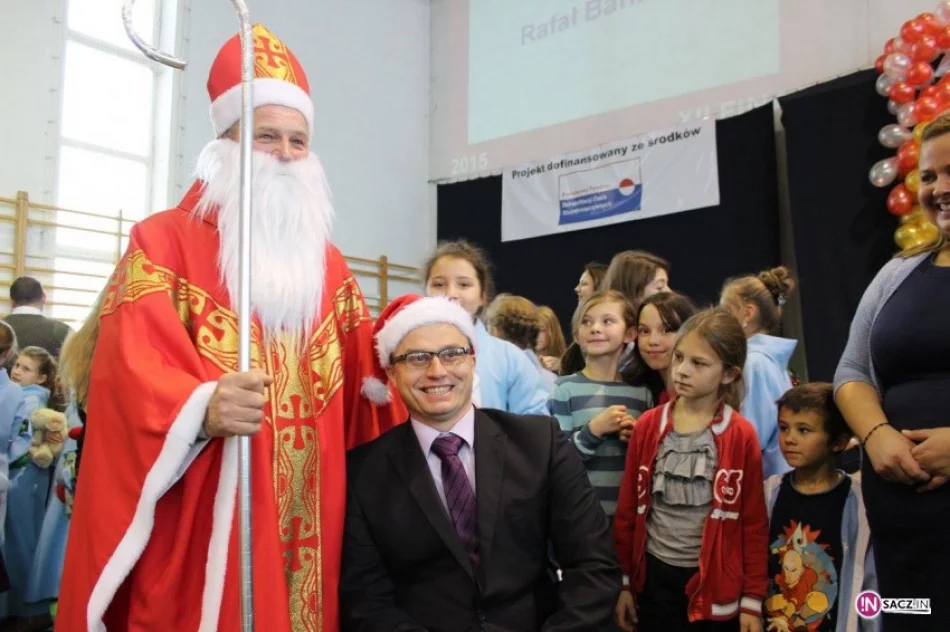 XII Finał Akcji Zostań Świętym Mikołajem w Stróżach - zdjęcie 2