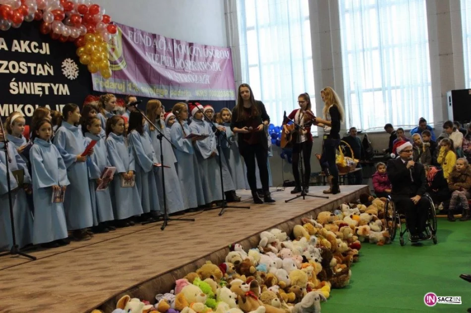 XII Finał Akcji Zostań Świętym Mikołajem w Stróżach - zdjęcie 3