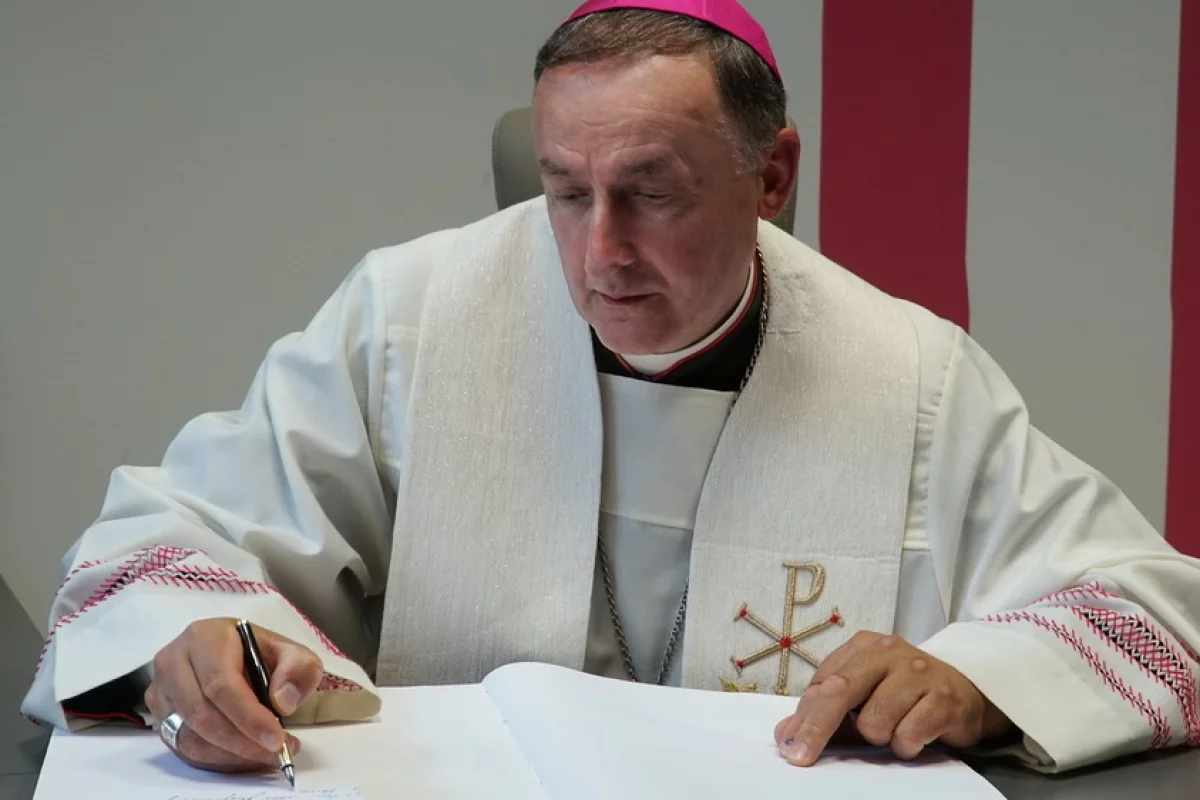 Biskup Andrzej Jeż przyjął uchodźców w swoim domu biskupim