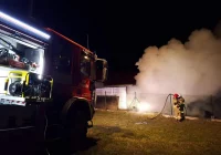Płonął garaż, mężczyzna doznał poparzeń twarzy - zdjęcie główne