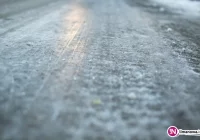 Śliskie drogi nie będą posypywane, bo... urzędnicy nie ogłosili jeszcze 'zimy' (posłuchaj) - zdjęcie główne