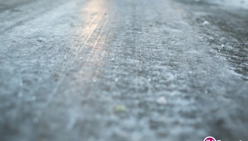 Śliskie drogi nie będą posypywane, bo... urzędnicy nie ogłosili jeszcze 'zimy' (posłuchaj) - zdjęcie 1