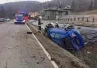 Dachowanie po zderzeniu dwóch aut - zdjęcie główne