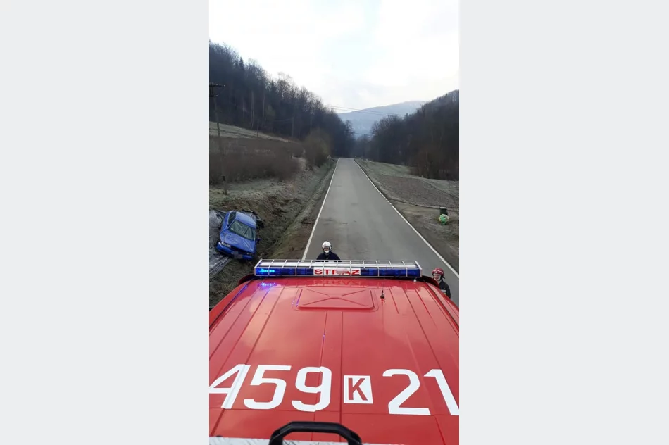 Dachowanie po zderzeniu dwóch aut - zdjęcie 2