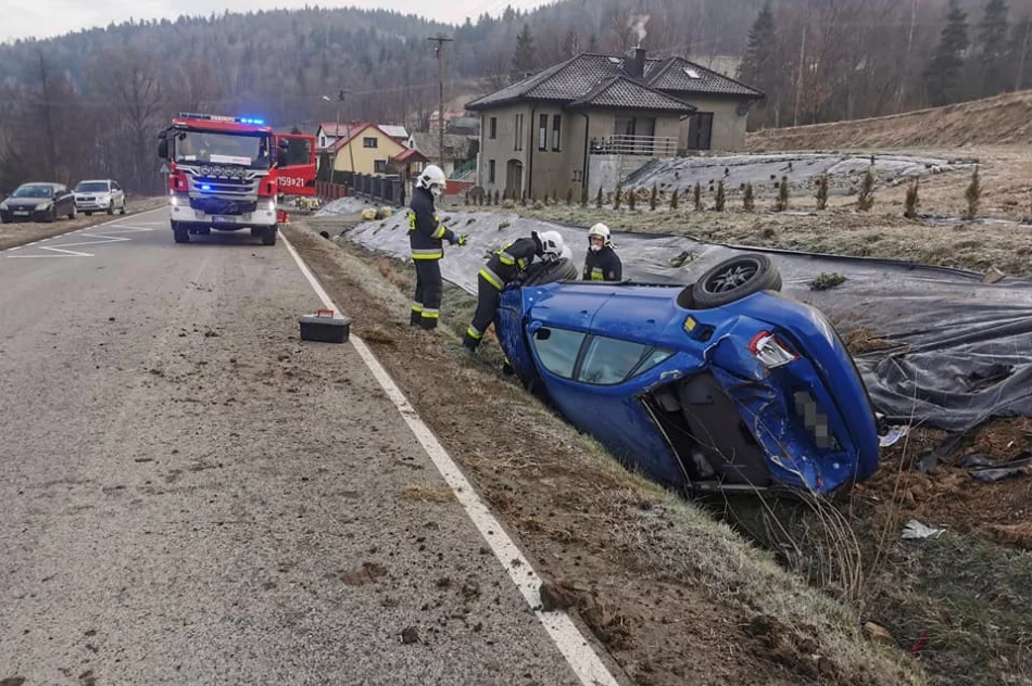 Dachowanie po zderzeniu dwóch aut - zdjęcie 3