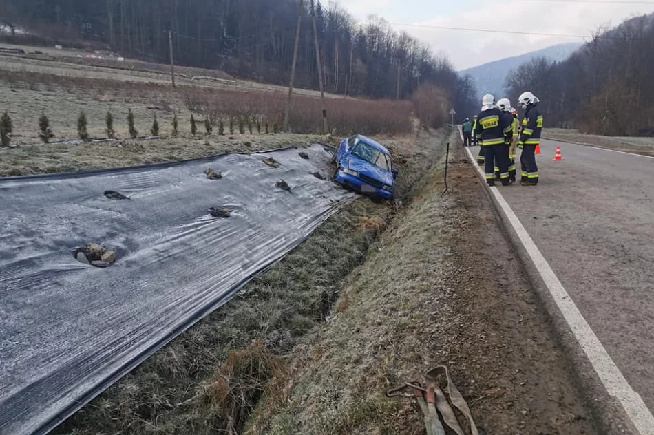 Dachowanie po zderzeniu dwóch aut - zdjęcie 4