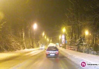 Bryła lodu spadła na szybę auta - pamiętaj o odśnieżaniu pojazdu! - zdjęcie główne