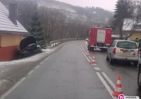 Zderzenie samochodów, jeden uderzył w budynek - zdjęcie główne