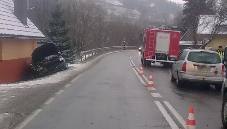 Zderzenie samochodów, jeden uderzył w budynek - zdjęcie 1