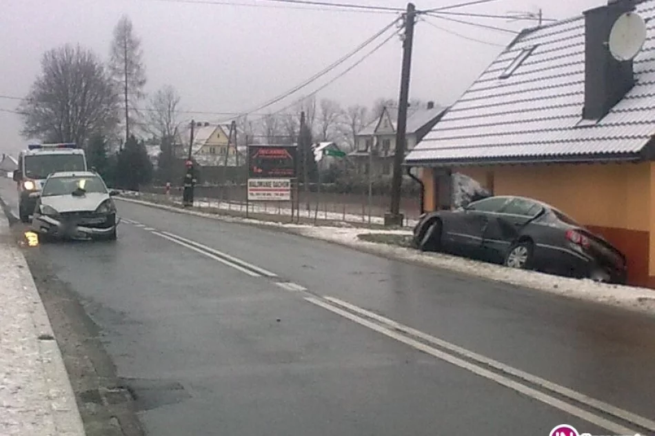Zderzenie samochodów, jeden uderzył w budynek - zdjęcie 2