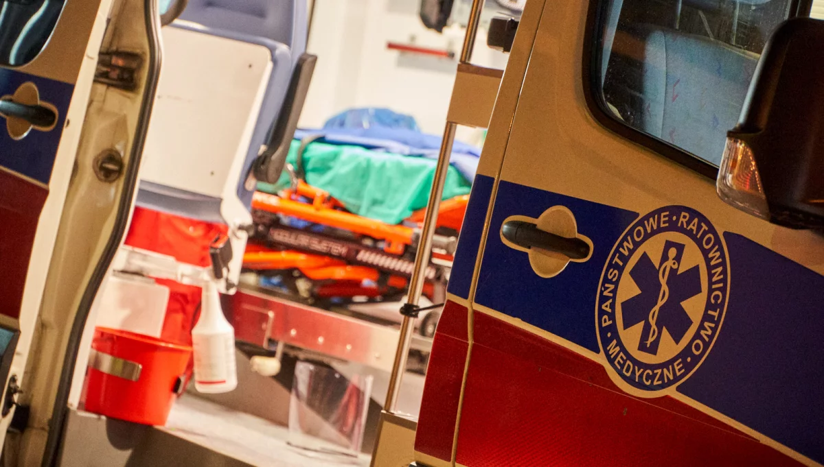 Nietypowa akcja: strażak w karetce walczył o życie pacjenta