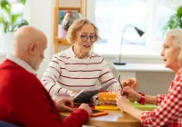 Eksperci: podczas mowy też możemy emitować cząstki wirusa SARS-CoV-2 i zarażać innych - zdjęcie główne