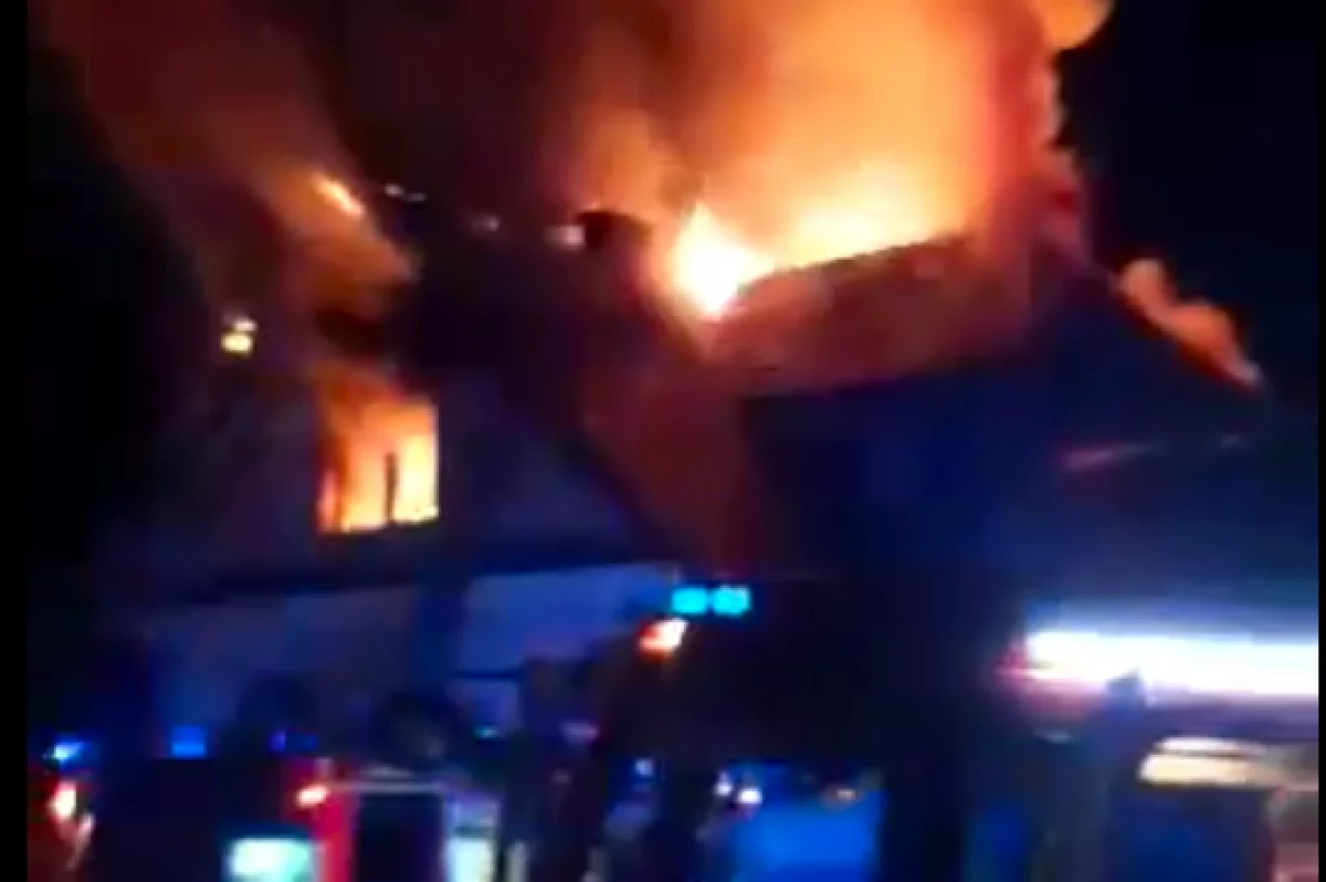 Nad ranem doszło do pożaru poddasza domu. Z ogniem walczyło 44 strażaków