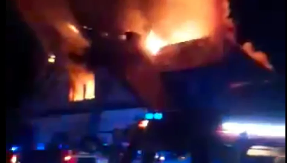 Nad ranem doszło do pożaru poddasza domu. Z ogniem walczyło 44 strażaków - zdjęcie 1