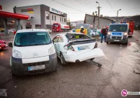 Zderzenie trzech pojazdów w tym autobusu. Jedna osoba w szpitalu - zdjęcie główne