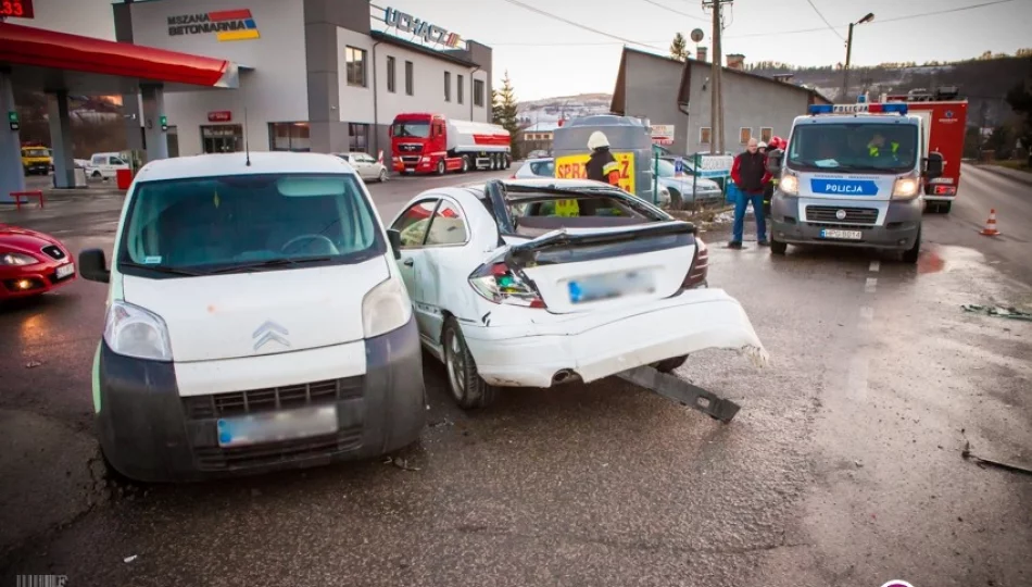 Zderzenie trzech pojazdów w tym autobusu. Jedna osoba w szpitalu - zdjęcie 1