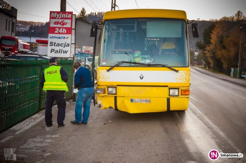 Zderzenie trzech pojazdów w tym autobusu. Jedna osoba w szpitalu - zdjęcie 2