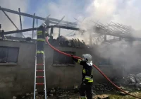 Pożar gasiło 84 strażaków. 3 osoby wymagały pomocy medycznej, zginęły zwierzęta gospodarskie - zdjęcie główne