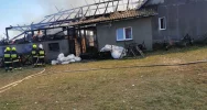 Pożar gasiło 84 strażaków. 3 osoby wymagały pomocy medycznej, zginęły zwierzęta gospodarskie - zdjęcie 2