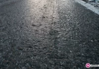 Na drodze lód, bus w rowie. Gdzie drogowcy? - pytają Czytelnicy - zdjęcie główne