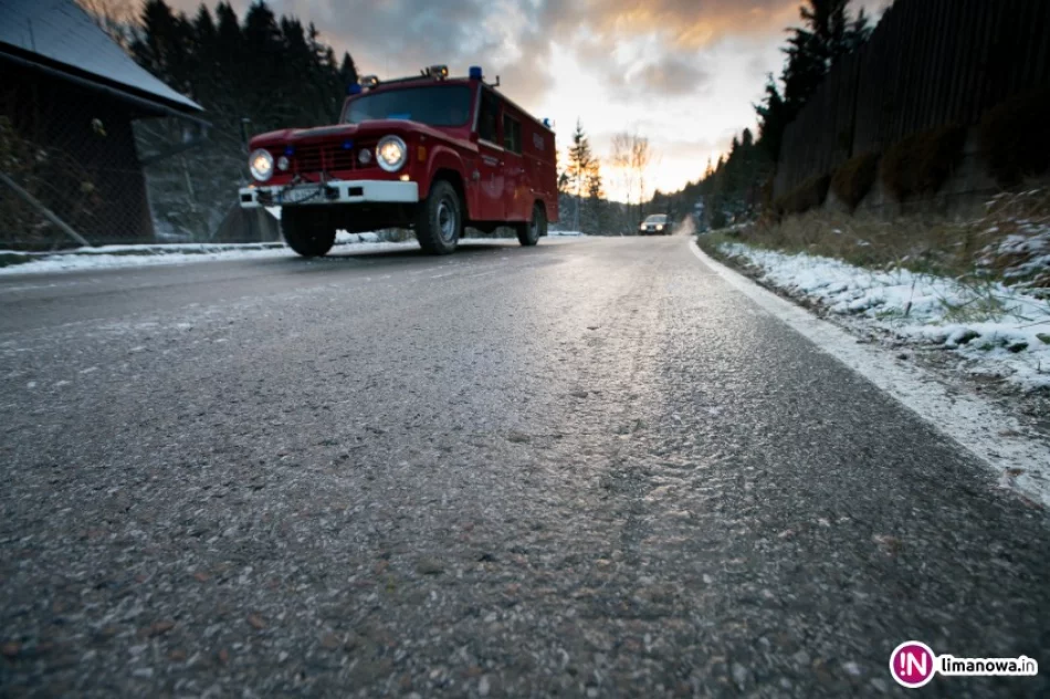 Dachowanie BMW. Na drodze był lód - zdjęcie 2
