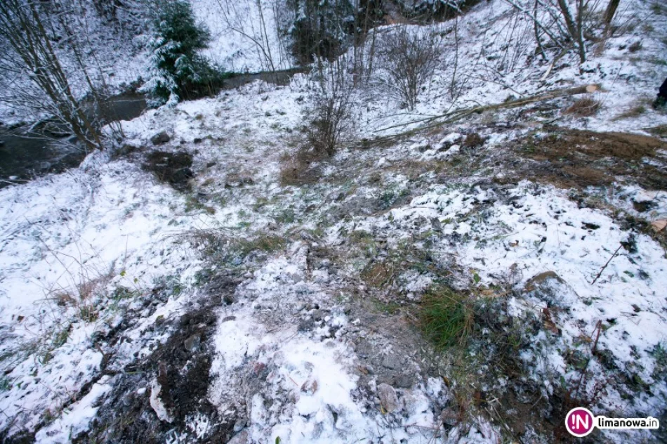 Dachowanie BMW. Na drodze był lód - zdjęcie 3