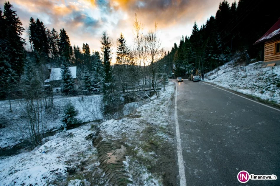 Dachowanie BMW. Na drodze był lód - zdjęcie 4