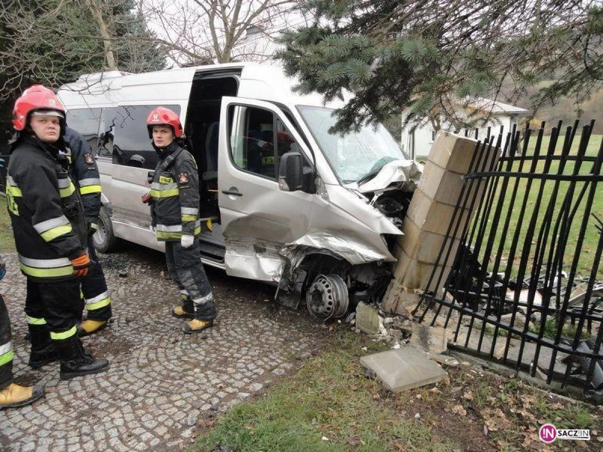 Zderzenie  busa z samochodem osobowym w Chomranicach