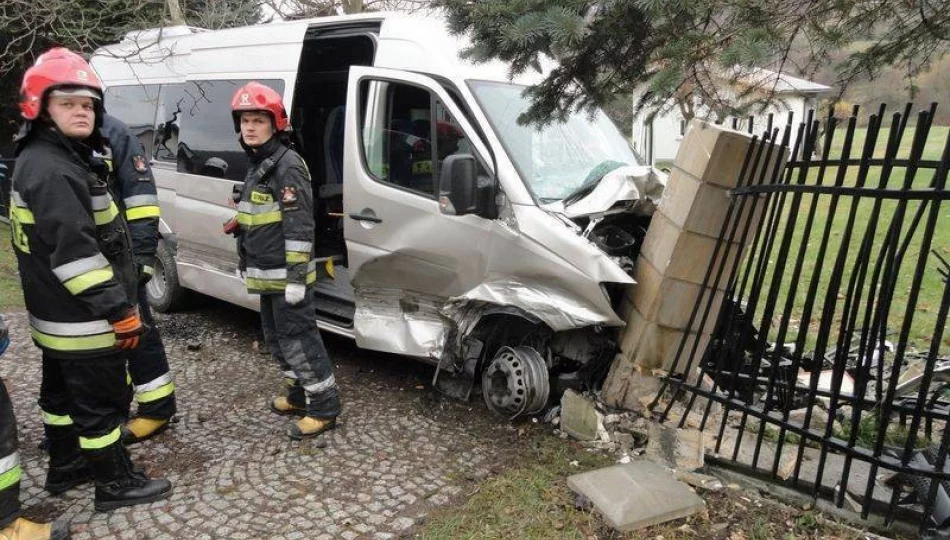 Zderzenie  busa z samochodem osobowym w Chomranicach - zdjęcie 1