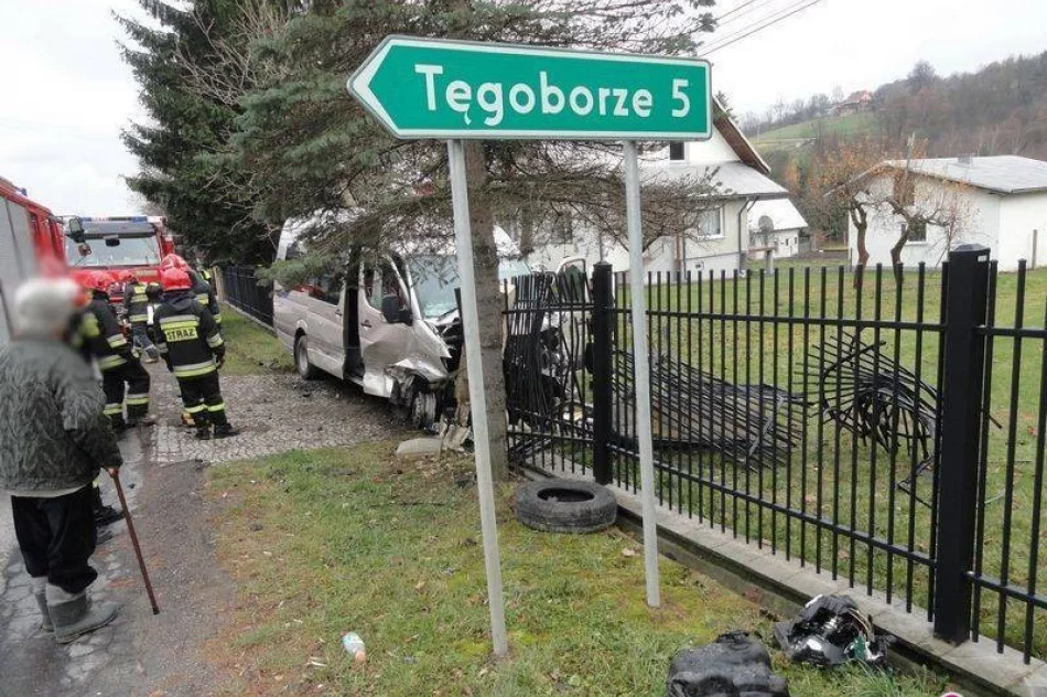 Zderzenie  busa z samochodem osobowym w Chomranicach - zdjęcie 2