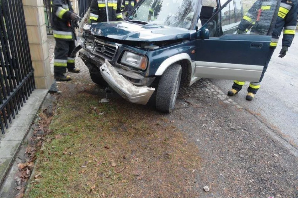 Zderzenie  busa z samochodem osobowym w Chomranicach - zdjęcie 3