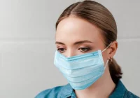 Jak prawidłowo nałożyć i zdjąć maseczkę? Instrukcja - zdjęcie główne