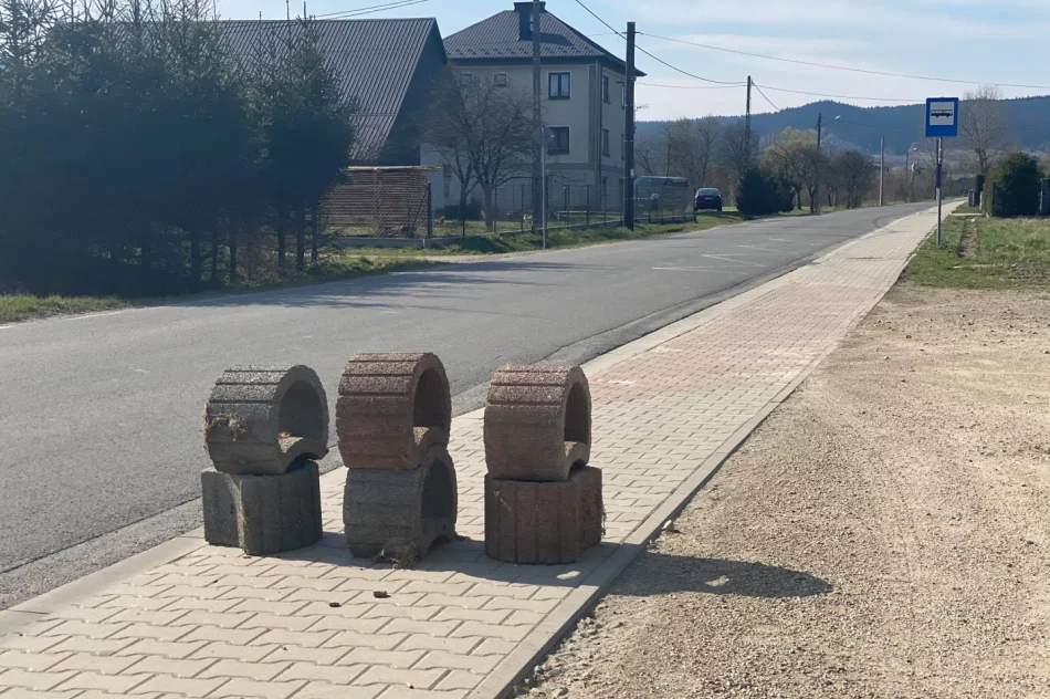 Pozostałości po nocnych "psotach" - część z nich to skrajna nieodpowiedzialność - zdjęcie 6