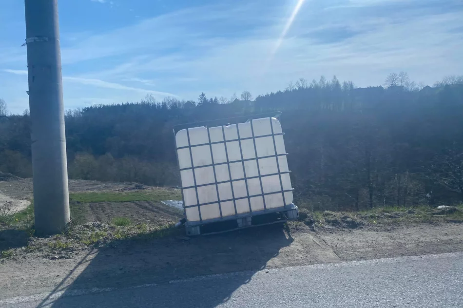 Pozostałości po nocnych "psotach" - część z nich to skrajna nieodpowiedzialność - zdjęcie 7