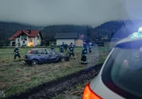 Samochód wypadł z jezdni i zatrzymał się w przydrożnym rowie - zdjęcie główne