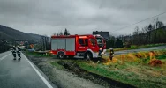 Samochód wypadł z jezdni i zatrzymał się w przydrożnym rowie - zdjęcie 2
