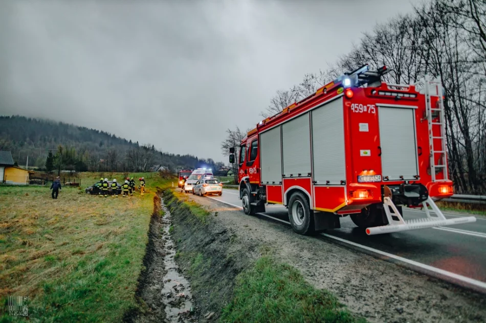 Samochód wypadł z jezdni i zatrzymał się w przydrożnym rowie - zdjęcie 3