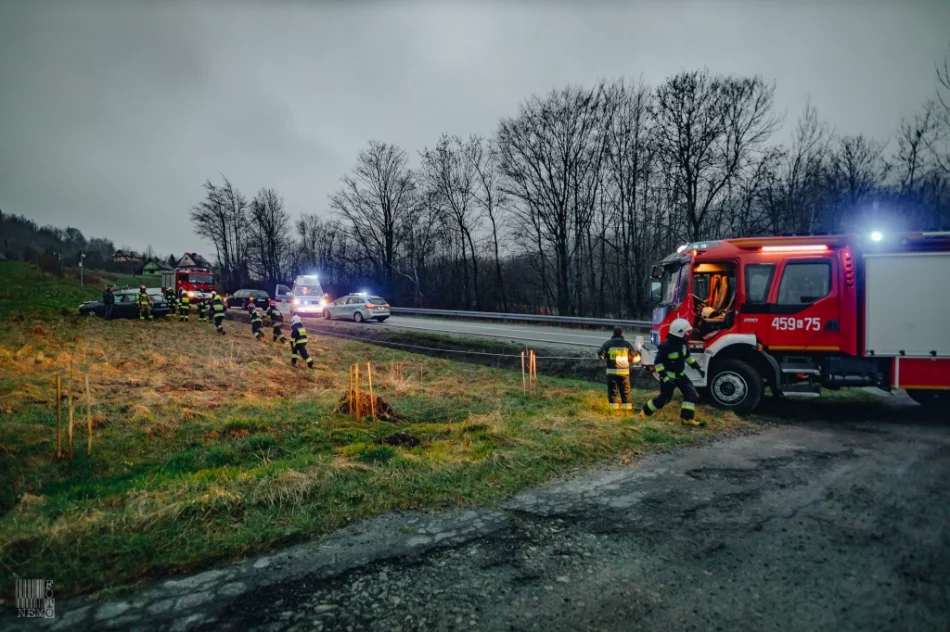 Samochód wypadł z jezdni i zatrzymał się w przydrożnym rowie - zdjęcie 4