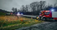 Samochód wypadł z jezdni i zatrzymał się w przydrożnym rowie - zdjęcie 4