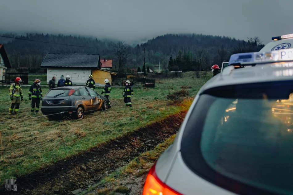 Samochód wypadł z jezdni i zatrzymał się w przydrożnym rowie - zdjęcie 6