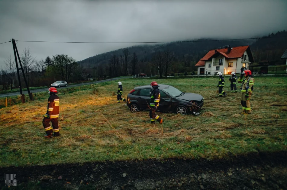 Samochód wypadł z jezdni i zatrzymał się w przydrożnym rowie - zdjęcie 9