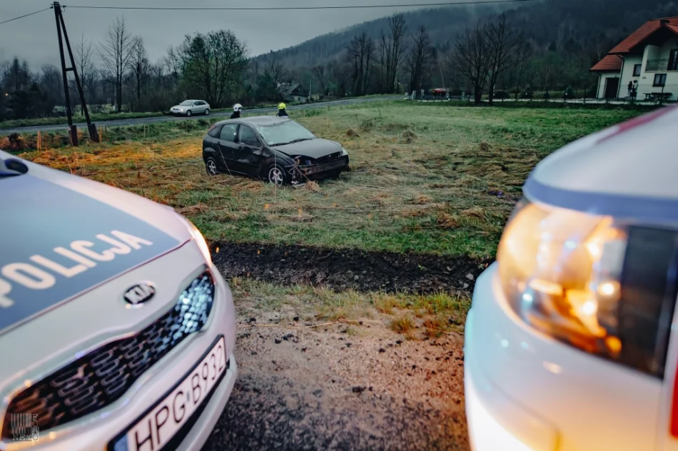 Samochód wypadł z jezdni i zatrzymał się w przydrożnym rowie - zdjęcie 10