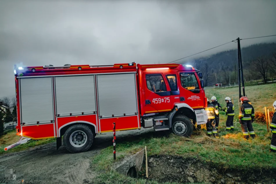 Samochód wypadł z jezdni i zatrzymał się w przydrożnym rowie - zdjęcie 11